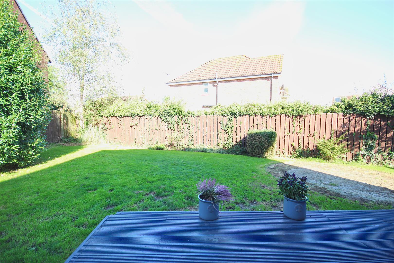 Rise Close, Long Riston